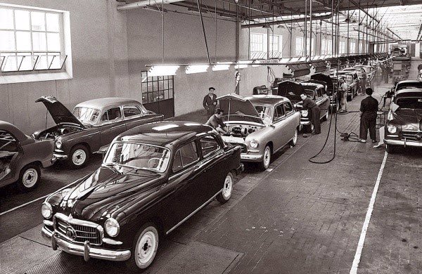 Seat inaugura una exposición para repasar sus 75 años en el salón Automobile Barcelona
