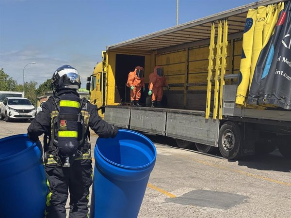 Bomberos controlan un nube tóxica por el escape de ácido nítrico de una garrafas en una nave de Algete (Madrid)