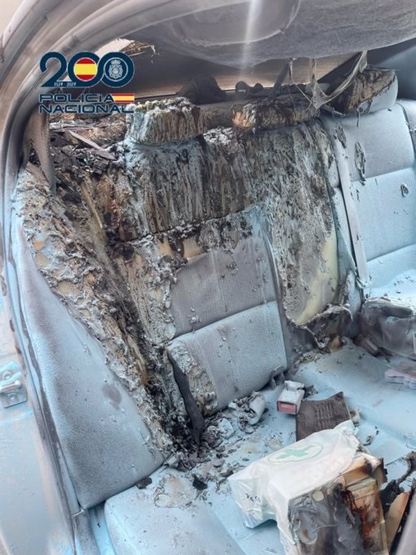 Dos policías salvan a una niña de 3 años de un coche en llamas en Canillas (Madrid)