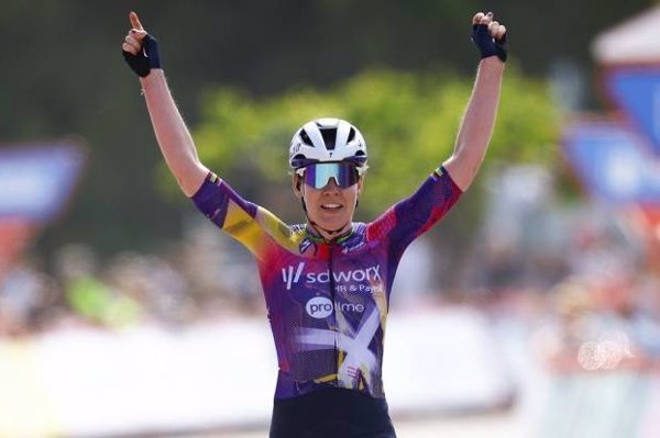 Anna van der Breggen gana en Borja tras cuatro años de retiro y da un vuelco a La Vuelta Femenina