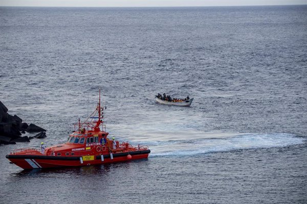 Arriban a El Hierro 37 inmigrantes, tres de ellos menores, a bordo de un cayuco escoltado por Salvamento Marítimo