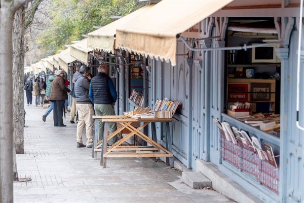 Libreros de la Cuesta de Moyano se hermanarán este jueves con representantes de Bouquinistes de París en su centenario