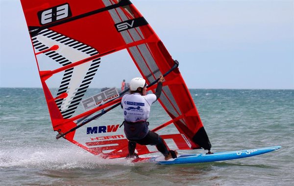 La española Blanca Alabau bate su récord del mundo de velocidad en wind foil