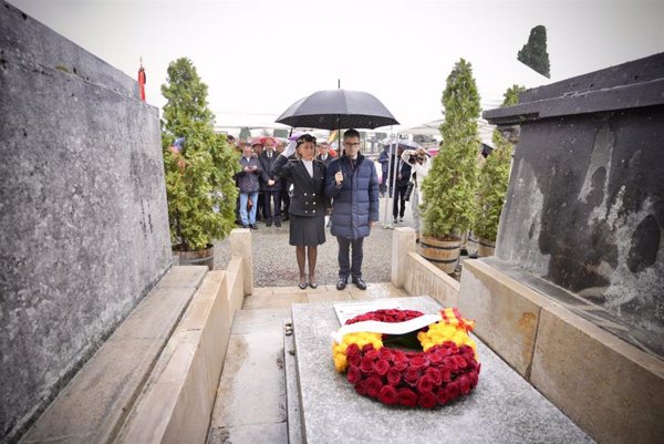 El PSOE rinde homenaje a las víctimas del exilio en el día de la victoria de los aliados sobre los nazis
