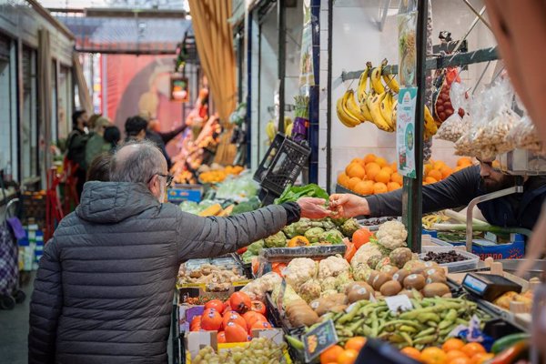 Casi la mitad de los españoles planean comprar más productos locales en respuesta a aranceles, según Kantar
