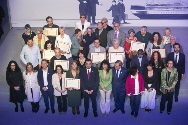 Una veintena de exiliados republicanos reciben en Avilés el reconocimiento por parte del Gobierno