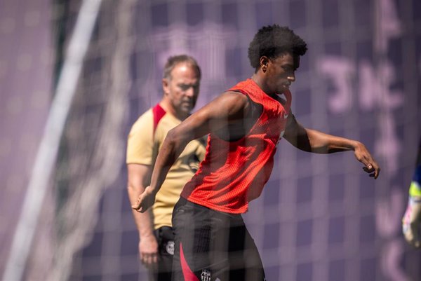 Alejandro Balde ya entrena con el Barça y apunta al Clásico