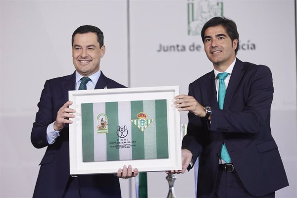 Juanma Moreno felicita al Betis por su clasificación a la final de la Conference League: 