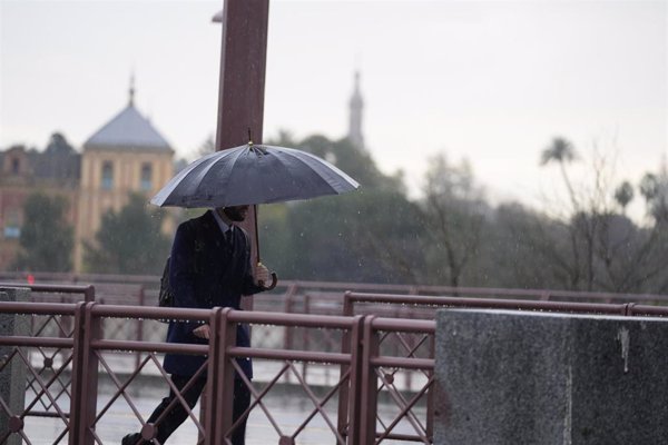 Lluvias y tormentas ponen en aviso a Baleares y las cuatro provincias gallegas
