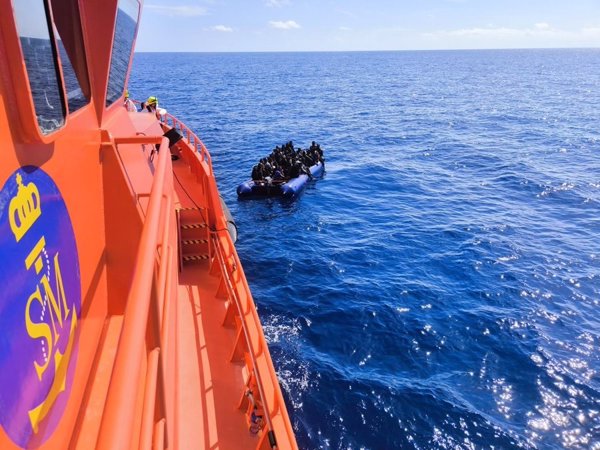 Rescatan dos neumáticas con 90 personas a unos 66 kilómetros de Lanzarote