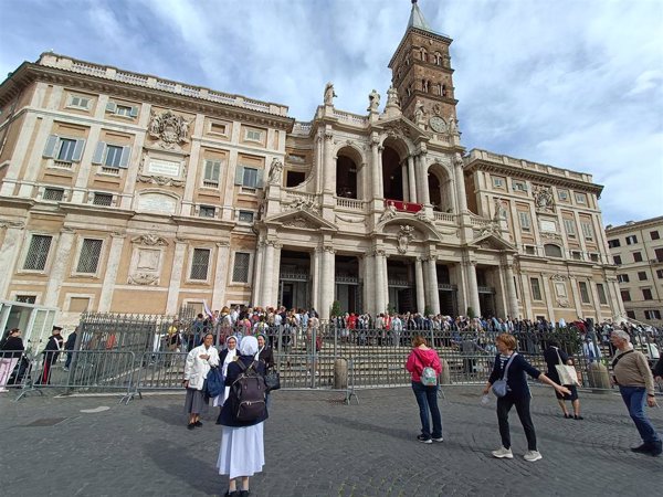 Papa-Cientos de personas acuden a Santa María la Mayor tras la elección de León XIV: