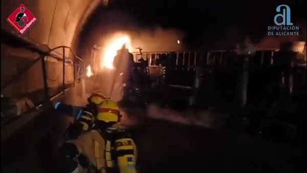 Un camionero muere al volcar e incendiarse su camión en el túnel de la AP-7 en Pilar de la Horadada (Alicante)