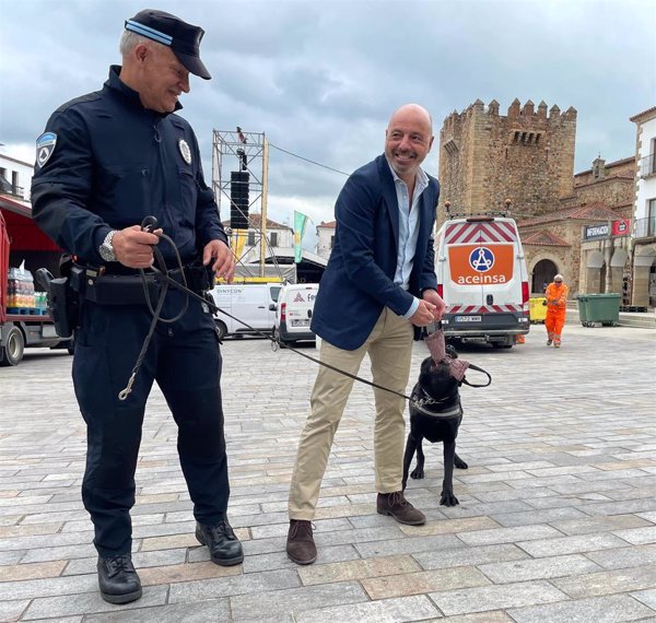 Cáceres reconoce la labor de Thor, agente canino en la Policía Local que realizará su último servicio en el Womad