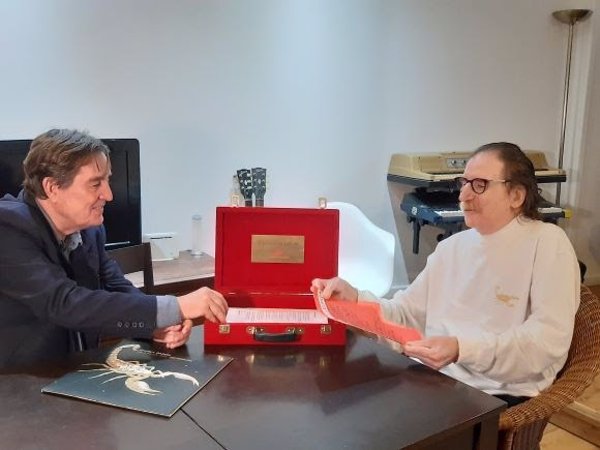 La canción 'Los dinosaurios' y un manuscrito de su último álbum, el legado de Charly García a la Caja de las Letras
