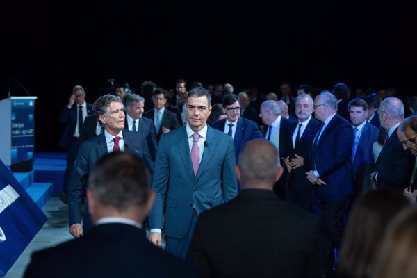 Los empresarios catalanes envían una carta a Sánchez para pedirle que impida la OPA al Sabadell