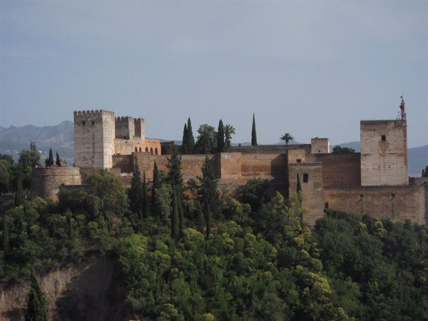 Investigan la aparición de pintadas vandálicas en el entorno de la Alhambra