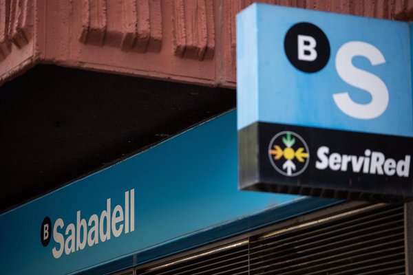 Fitch pone en revisión positiva el rating de Sabadell por ser más probable que prospere la OPA de BBVA