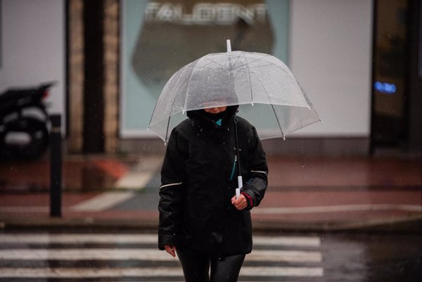 Lluvias y tormentas pondrán este sábado en aviso a 24 provincias, seis en nivel naranja, con viento en Canarias