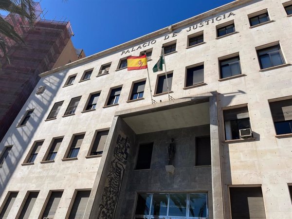 Condenan a cinco años de prisión a dos patrones de una patera interceptada con 29 migrantes
