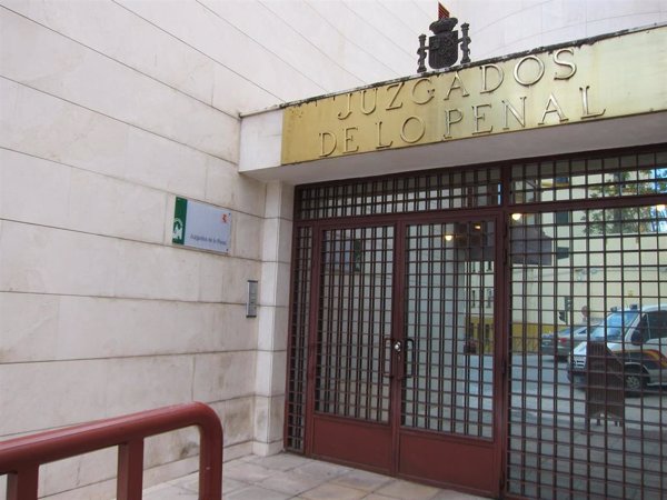 Condenados a tres meses de cárcel por dejar un cahorro atado y sin alimentación durante 15 días