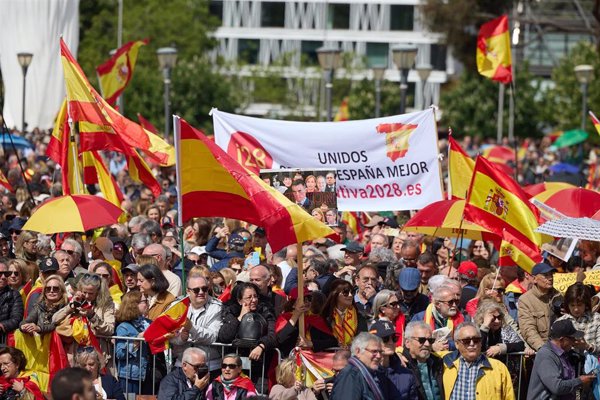 Miles de personas exigen en Madrid la dimisión de Sánchez y elecciones ya en una protesta secundada por PP y Vox