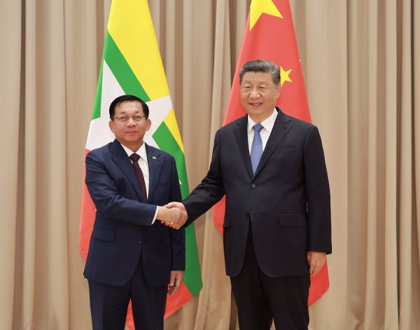 Xi Jinping y el líder de la junta militar birmana se reúnen por primera vez en Moscú