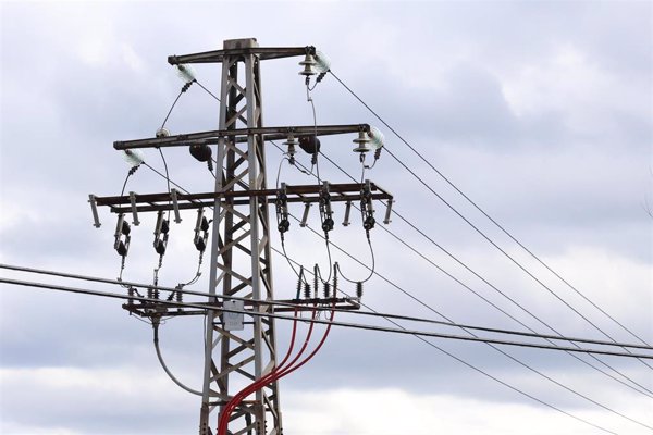 El precio de la luz cae este domingo a los 2,21 euros/MWh, su valor más bajo desde el apagón