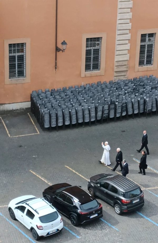 León XIV entra al Palacio del Santo Oficio y saluda a los fieles, antes de su primer Regina Caeli
