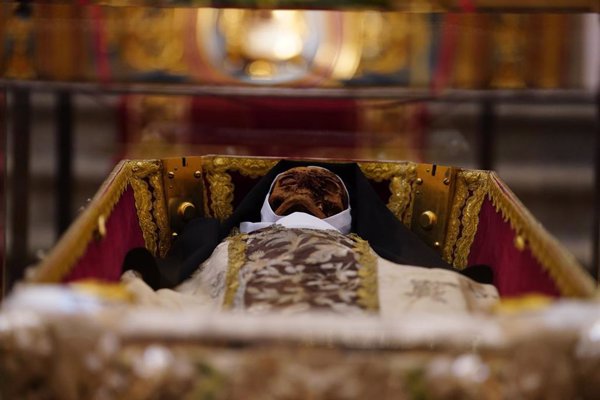 El cuerpo de Santa Teresa de Jesús se expone en la Basílica de Alba de Tormes (Salamanca) tras más de un siglo