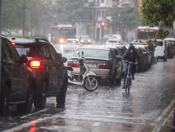 Bomberos rescatan vehículos bloqueados por una granizada en Villar del Arzobispo (Valencia)