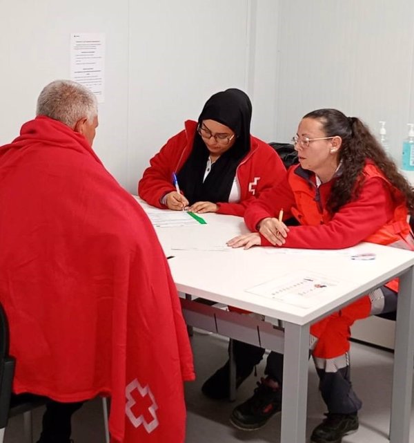 Rescatan una patera con 14 personas, entre ellas una menor de edad, a 40 millas de Alicante
