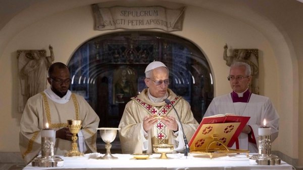León XIV celebra misa en las Grutas Vaticanas junto a la tumba de San Pedro y reza ante las de sus predecesores