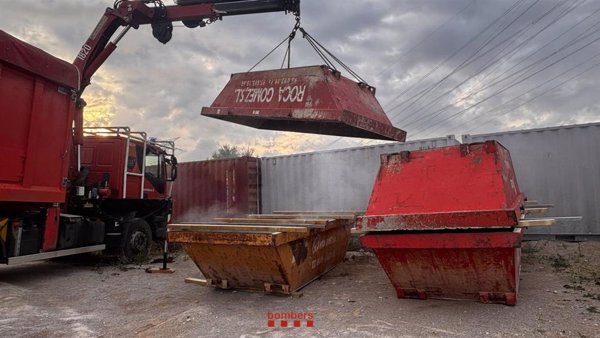 Los bomberos no prevén extinguir este domingo el incendio controlado de Vilanova (Barcelona)