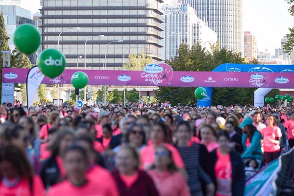 Una 'marea rosa' de 36.000 mujeres vibra en Madrid en una histórica Carrera de la Mujer