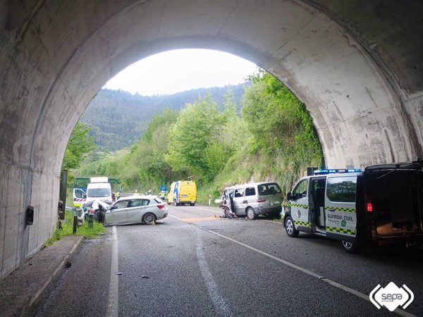 Once heridos, siete de ellos menores, en un choque frontal entre dos turismos en Piloña (Asturias)