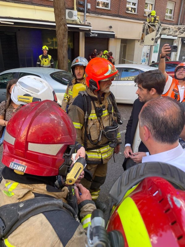 Bomberos dan por extinguido el incendio en una vivienda en la calle Artes Gráficas (Valencia)