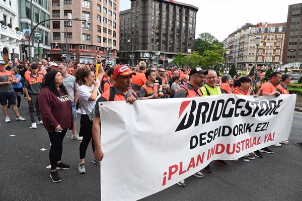 Trabajadores de Bridgestone Basauri paran la planta con la huelga mientras negocian con la empresa