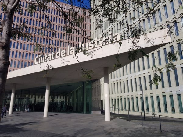Fiscalía pide 107 años de cárcel para un acusado de violar y ofrecer a una menor en redes