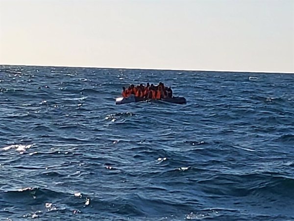 Rescatadas 21 personas en una embarcación neumática a 3,6 millas al suroeste del cabo Trafalgar (Cádiz)