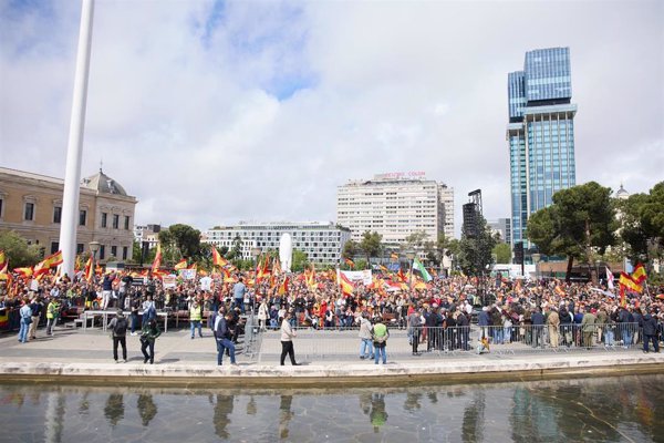 APM condena el acoso a periodistas de TVE en la concentración convocada por la plataforma Por la España Constitucional