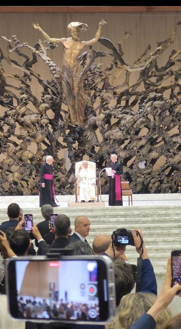 Unos 3.000 periodistas reciben a León XIV con aplausos y gritos de 'viva el Papa':