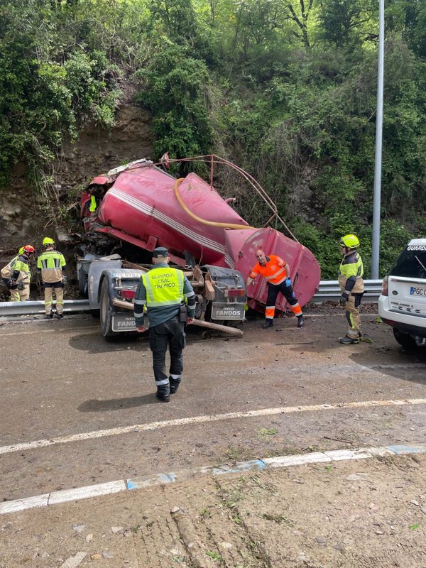 Muere el conductor de un camión tras salirse de la vía en la N-260 en Fiscal (Huesca)