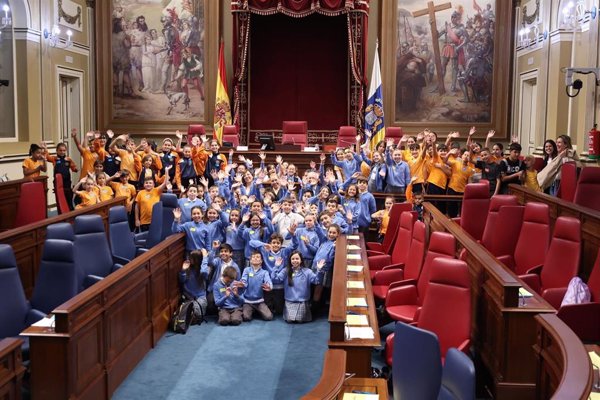 Escolares canarios se comprometen en el Parlamento a reducir el uso de pantallas y fomentar la lectura y el juego