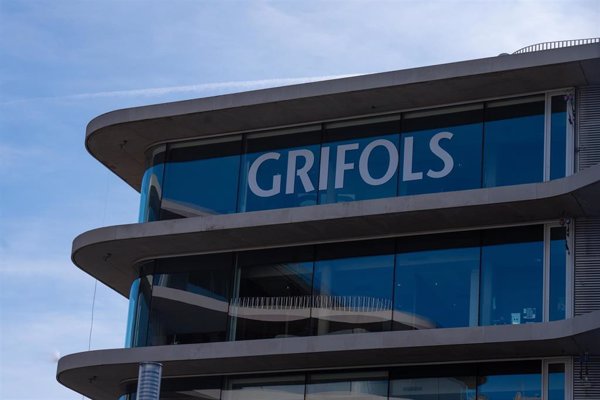 Grifols supera sus previsiones y gana 60 millones hasta marzo, casi el triple que hace un año