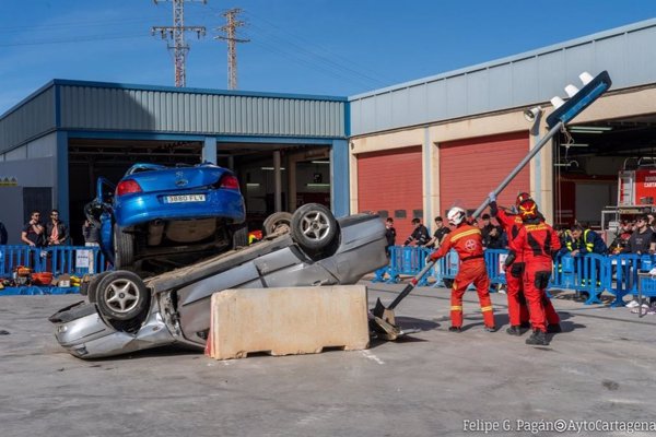 Bomberos y personal sanitario de toda España abordan en Cartagena (Murcia) técnicas de rescate en accidentes de tráfico