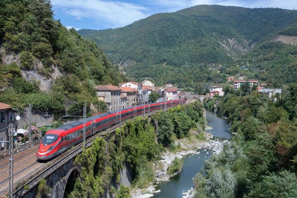 Un 63% de los españoles, a favor de prohibir vuelos cortos si hay alternativas en tren de alta velocidad