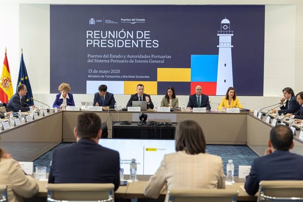 Transportes aborda con las autoridades portuarias el reto de impulsar un transporte marítimo sostenible