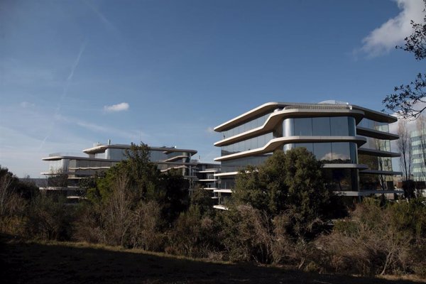 Grifols cierra con una subida de casi el 6,5% tras superar sus previsiones hasta marzo