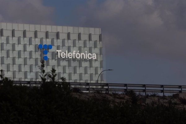 (AM) Telefónica pierde 1.731 millones hasta marzo por Argentina y Perú, pero confirma previsiones y dividendo