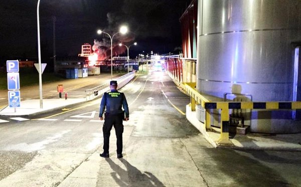 Desalojados un centenar de trabajadores por un incendio de gran envergadura en una empresa de Viana (Navarra)